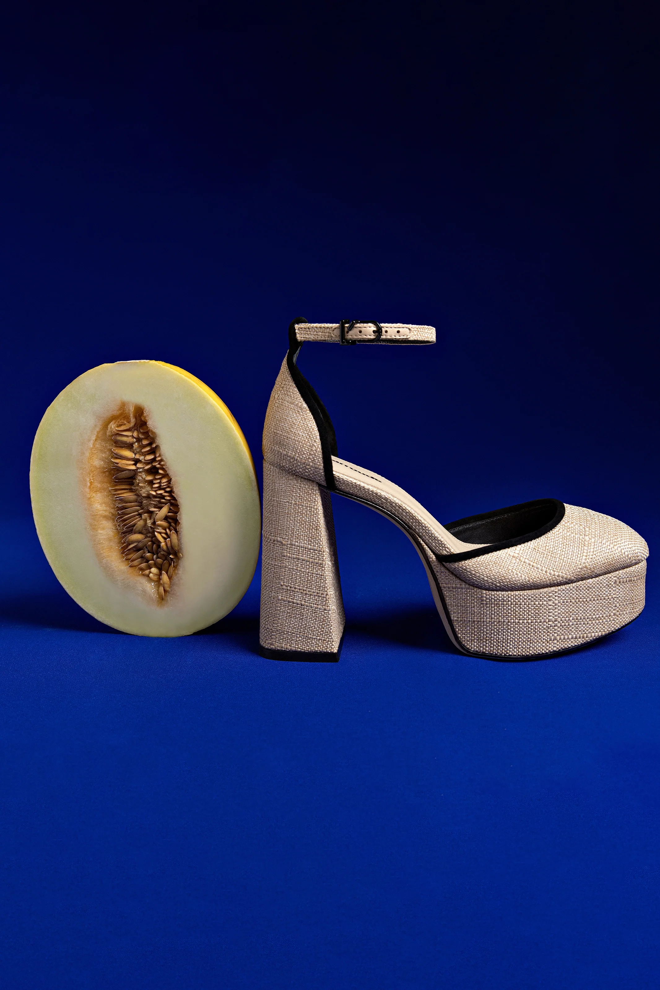 Sandália Plataforma Ari Ráfia Bege e Camurça Preto - Image 5