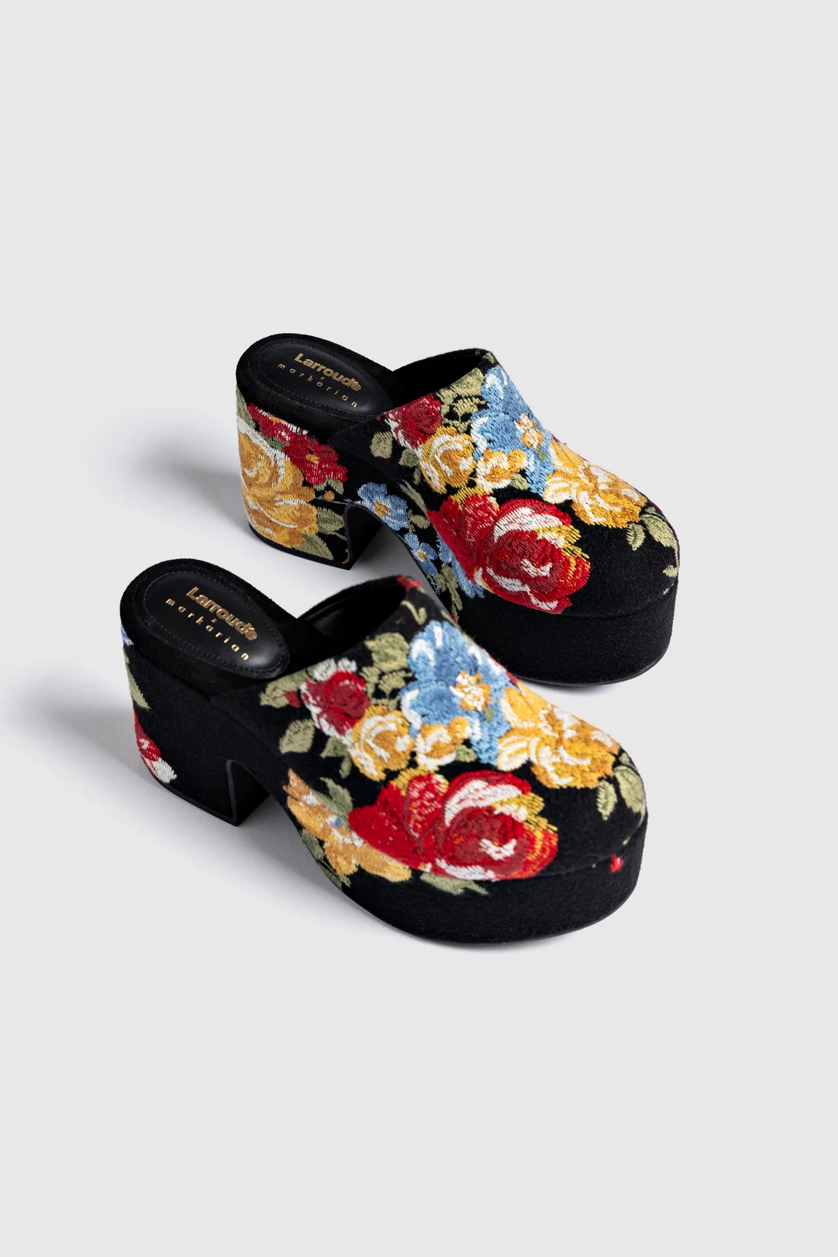 Larroudé x Markarian: Mule Clog Plataforma Miso Lã Preto e Bordado Floral - Image 6
